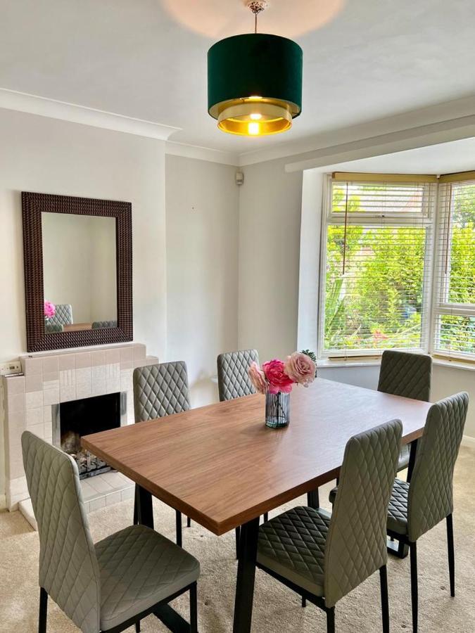 Family Home In Hampshire - Sleeps Up To 9 People With 3 Parking Spaces Winchester Exterior foto